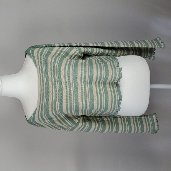 Nasty Gal Cropped Bell Sleeves Sweater Size Medium - Picture 1 of 6